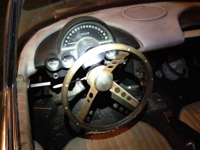 Teak wooden steering wheel, a sign of the ('70s) times. 
