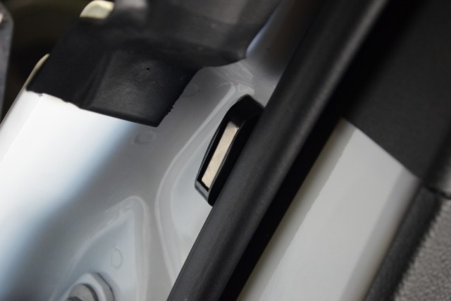 Mount the magnet on the rear of the front doors and the front of the rear doors so the magnet and sensor are no more than 1/6-inch apart with the door closed.