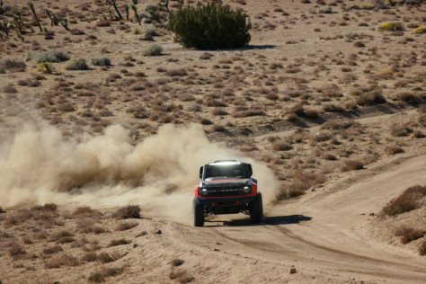 ford-performance-unleashes-400hp-v8-powered-bronco-desert-racer-2021-11-01_21-04-26_659025