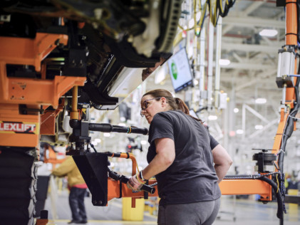 ford-launches-f-150-lightning-in-livestream-at-revamped-rouge-plant-2022-04-26_11-54-19_545832